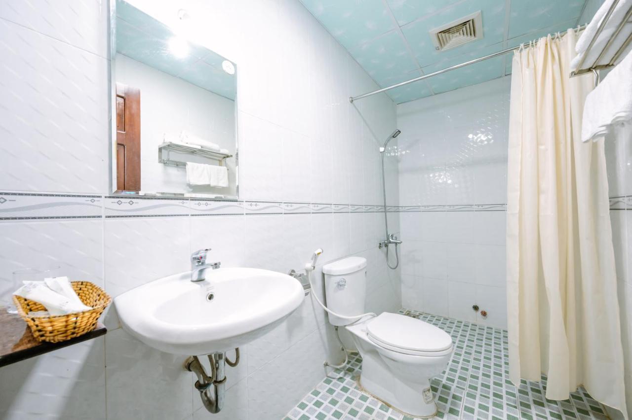 Hoang Duc Hotel Чау Док Екстериор снимка
